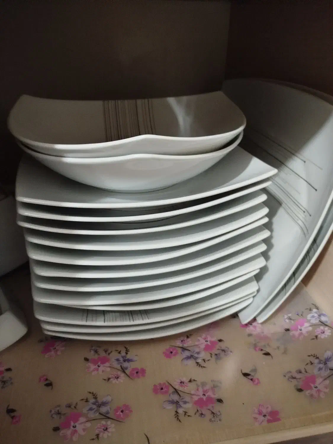 ظروف پذیرایی چینی ۱۲نفره نو نو|ظروف سرو و پذیرایی|کرج, کمالشهر|دیوار