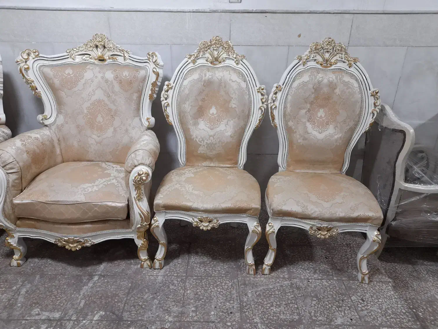 مبل ۹نفره چوب گردو با میز کامل شاه نشین|مبلمان خانگی و میز عسلی|قم, نیروگاه|دیوار