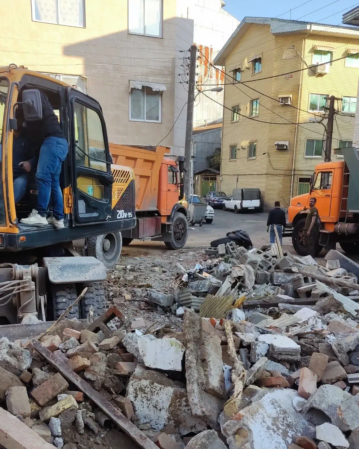 تخریب ساختمان های کلنگی در اسرع وقت|خدمات پیشه و مهارت|رشت, سلیمانداراب|دیوار