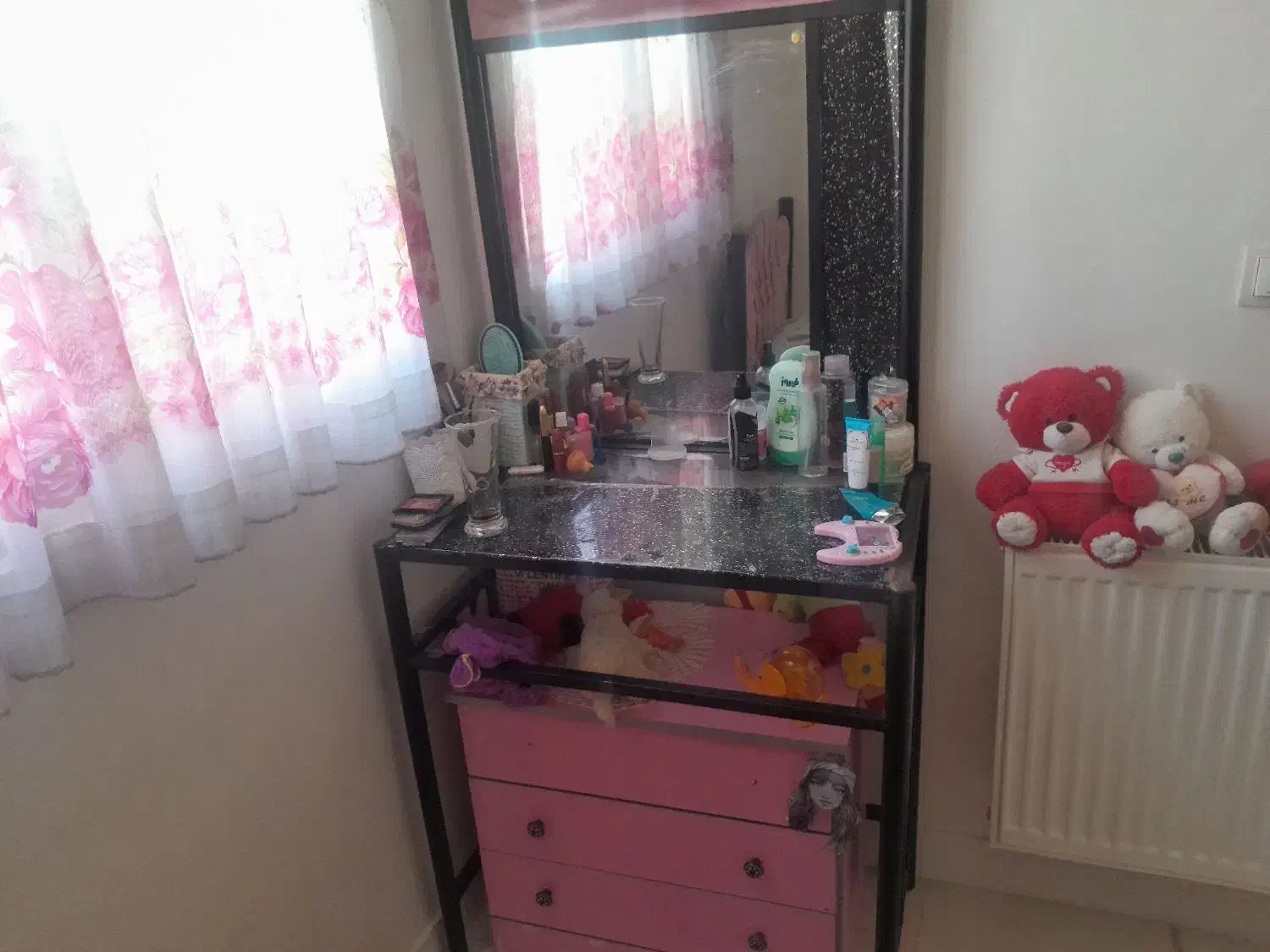 تخت آهنی یک نفره سالم با تشک و میز توالت و پاتختی|تخت و سرویس خواب|هشتگرد, فاز ۷ مهستان|دیوار