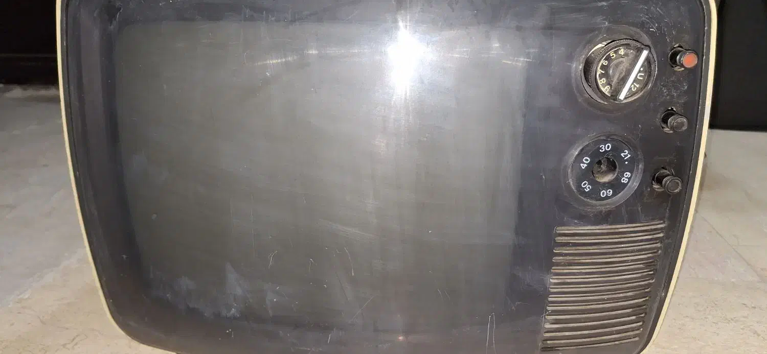 تلویزیون نوستالژیک|تلویزیون و پروژکتور|رشت, رودباری|دیوار