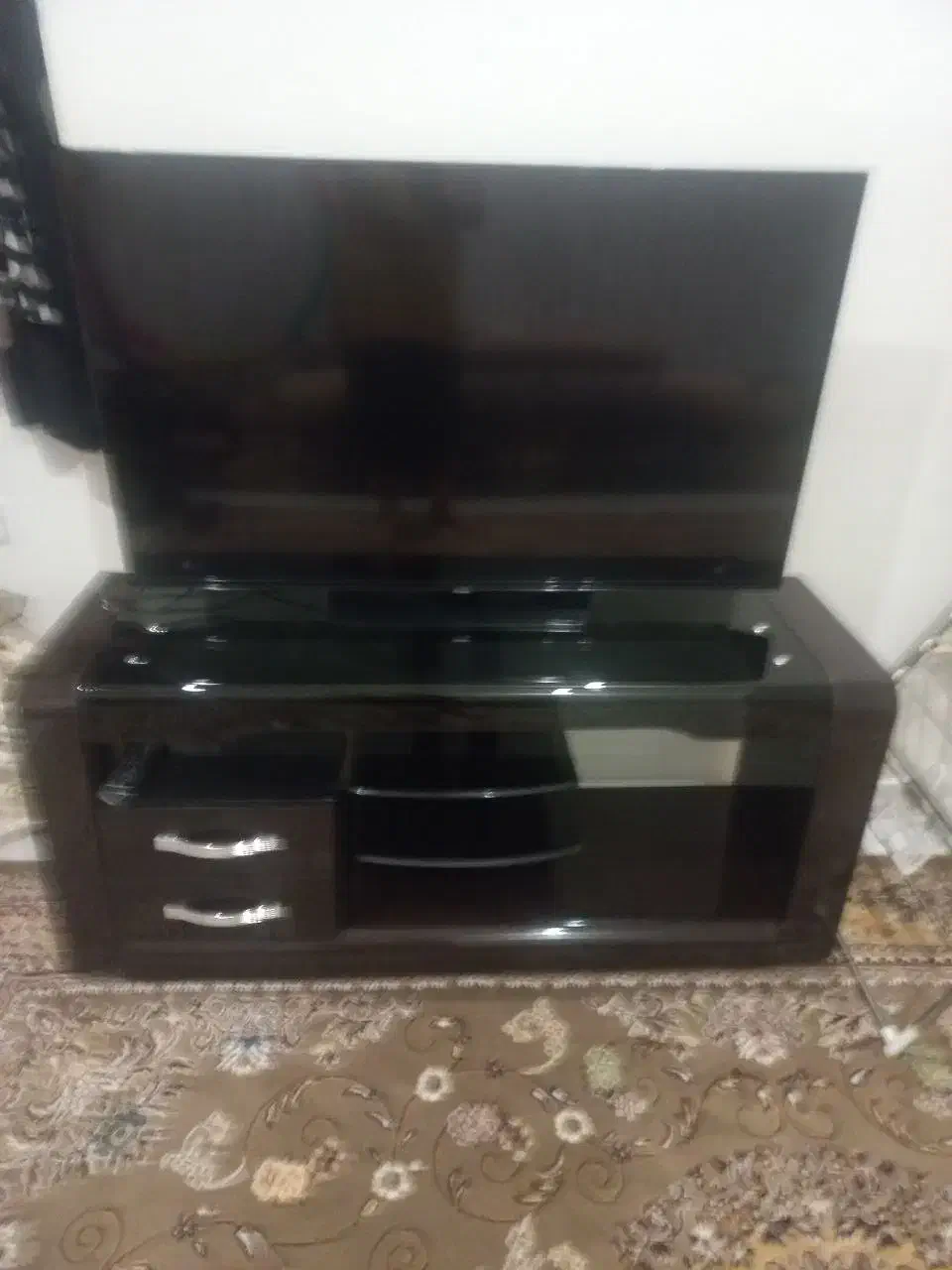 تلویزیون در حد نو و میز تلویزیون تمیز مرتب|تلویزیون و پروژکتور|گلبهار, بیزکی|دیوار