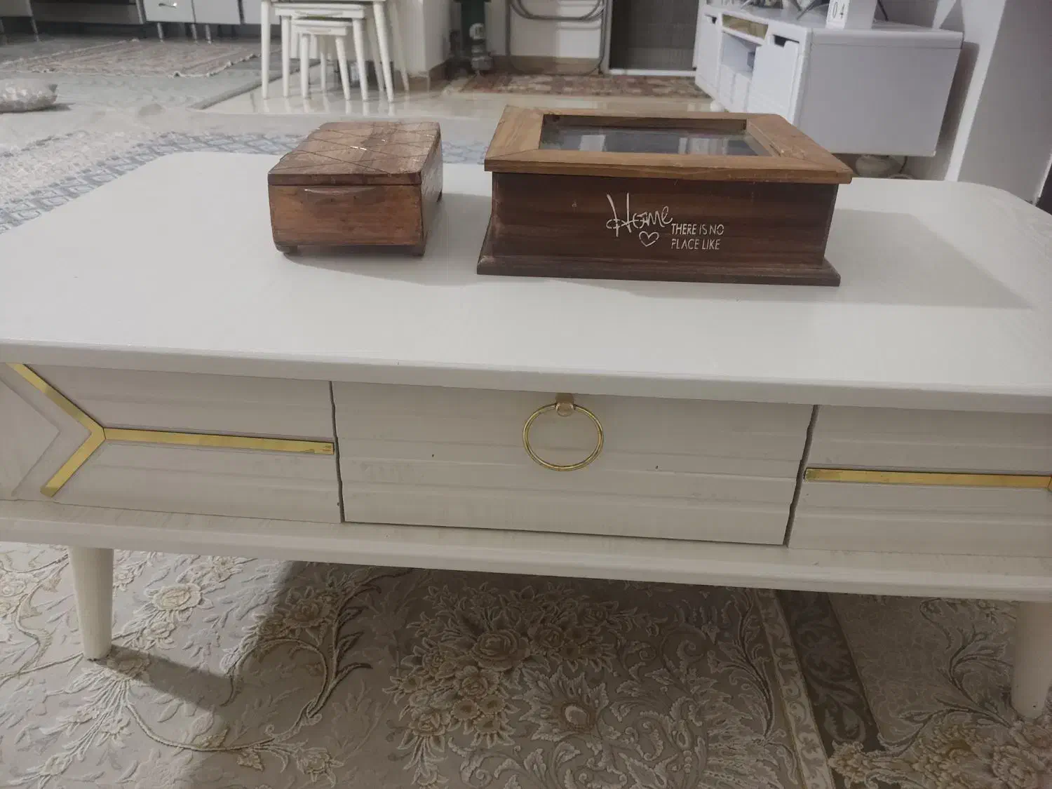 جلومبلی صدفی همراه عسلی|مبلمان خانگی و میز عسلی|صحنه, |دیوار