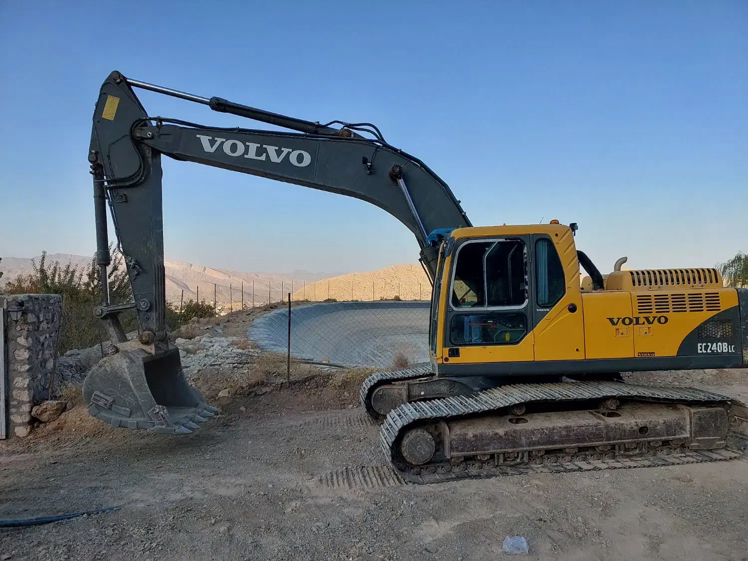 بیل مکانیکی ولوو 240 تمیز  معاوضه باهیوندا لاستیکی|خودرو سنگین|اسلام‌شهر, ملک‌آباد|دیوار