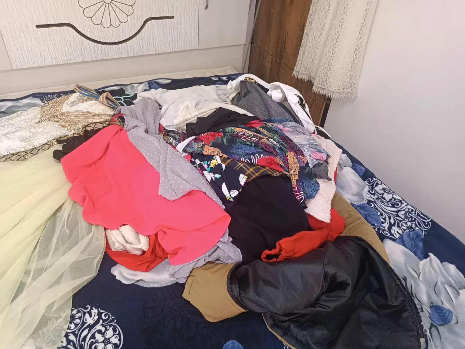 پوشاک|لباس|اشتهارد, |دیوار