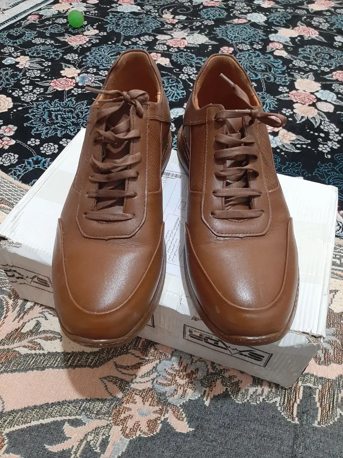 کفش|کیف، کفش، کمربند|صحنه, |دیوار