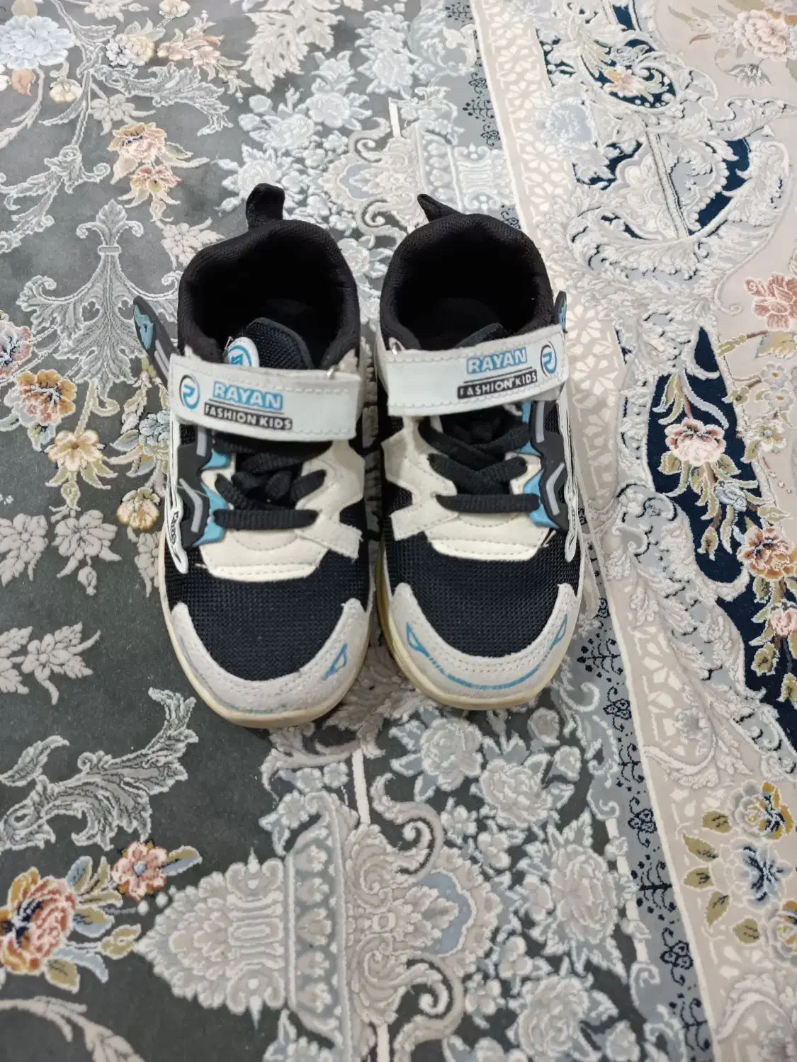 تعدادی لباس بچه گانه|کفش و لباس بچه|قم, محمد آباد|دیوار