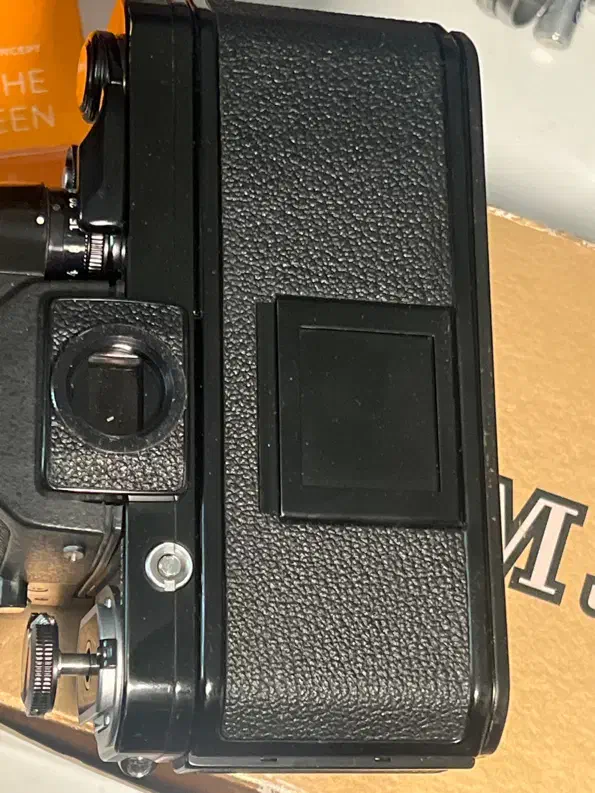 Nikon F2|دوربین عکاسی و فیلم‌برداری|تهران, فلسطین (میدان انقلاب)|دیوار