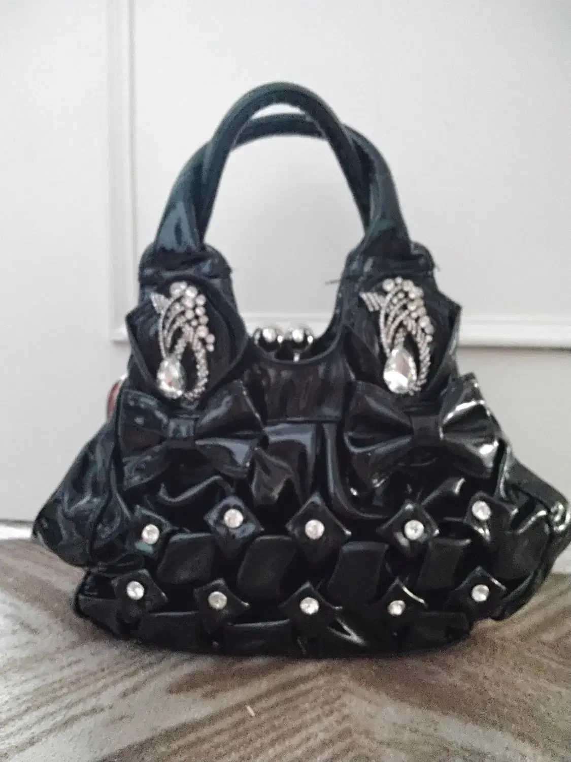 کیف مجلسی|کیف، کفش، کمربند|قم, وادی السلام|دیوار