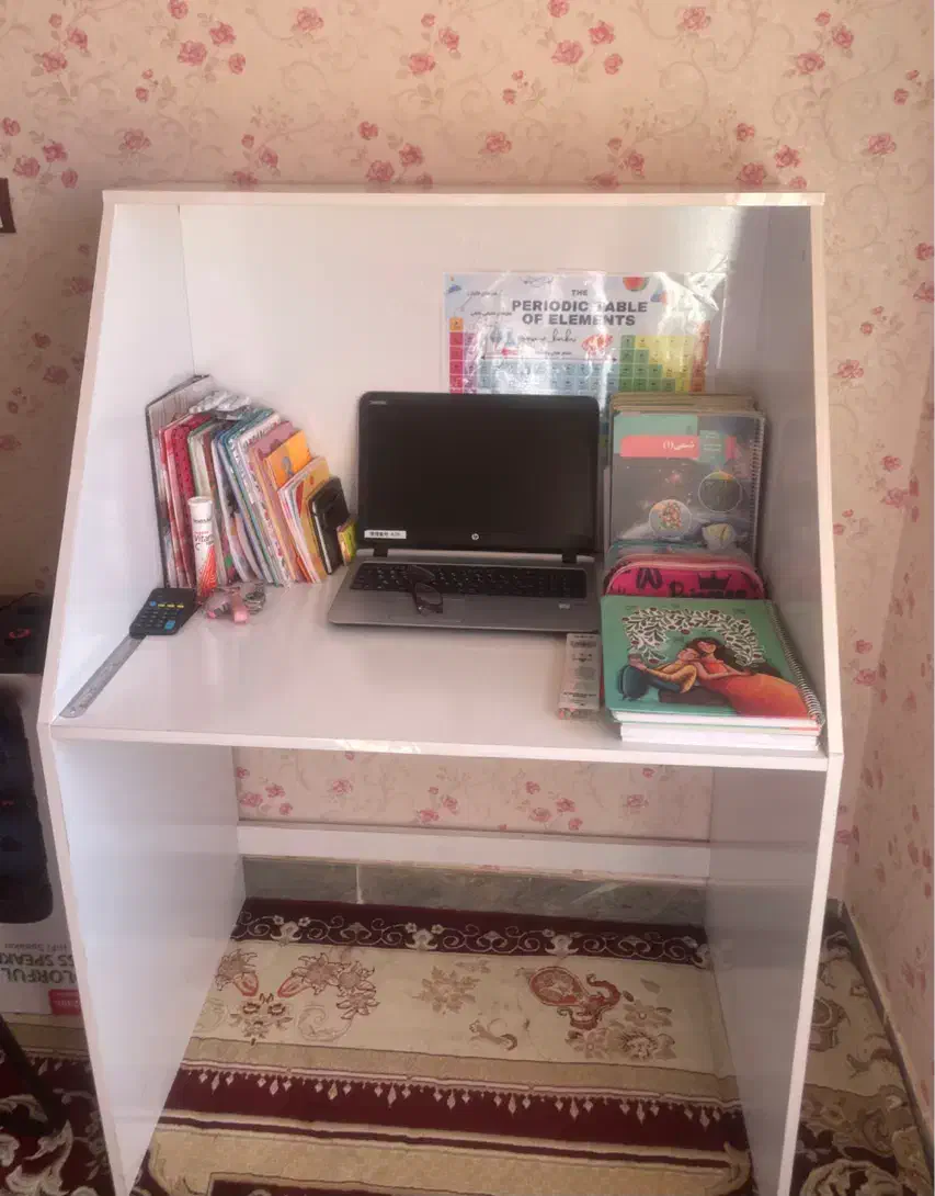 ۸ عدد میز نو|میز تحریر و کامپیوتر|ایلام, |دیوار