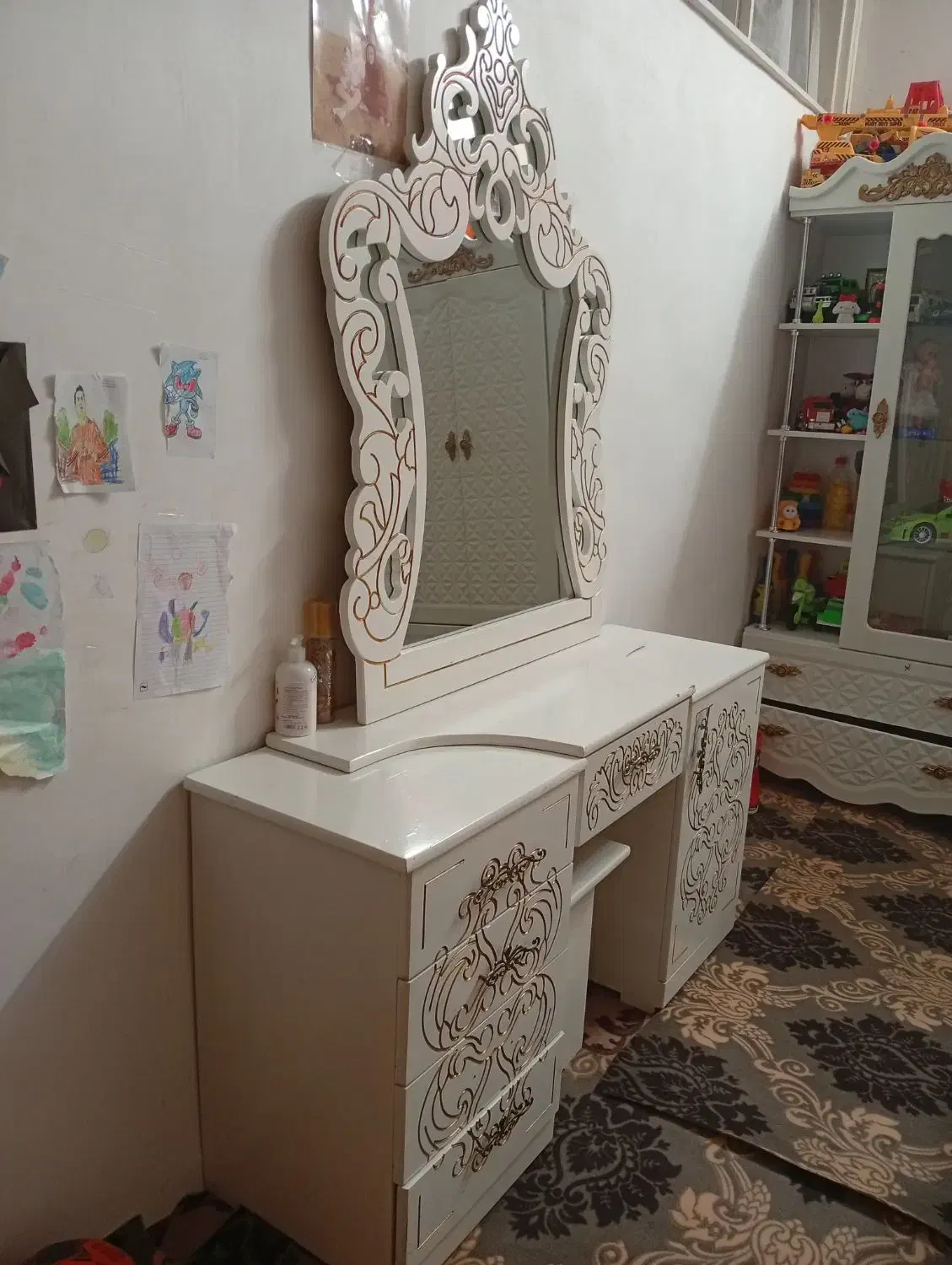 میز آرایش درحدنو|تخت و سرویس خواب|قم, قلعه کامکار|دیوار