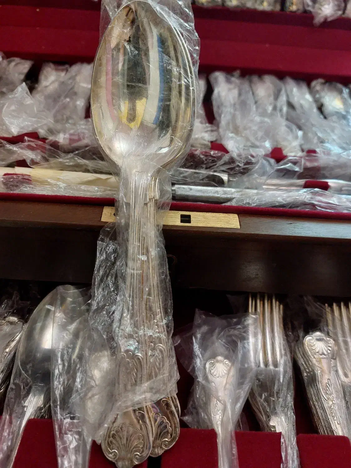 سرویس ۱۴۷تیکه کارد وچنگال انگلیسی سال ساخت ۱۹۷۸|ظروف سرو و پذیرایی|اصفهان, باغ زرشک|دیوار