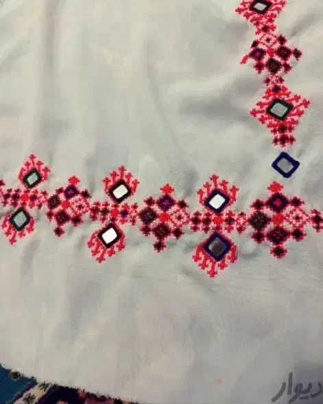 توروک وپلیوار نکلی|لباس|سراوان, |دیوار