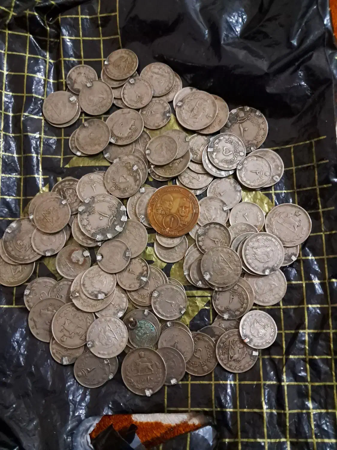 تعدادی سکه قدیمی زمان شاه درقله گنج|کلکسیون سکه، تمبر، اسکناس|قلعه گنج, |دیوار