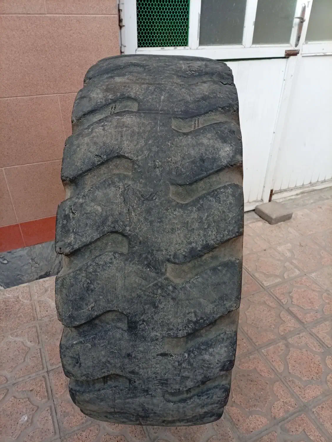 لاستیک لودری . هفده و نیم|قطعات یدکی و لوازم جانبی|اردبیل, |دیوار