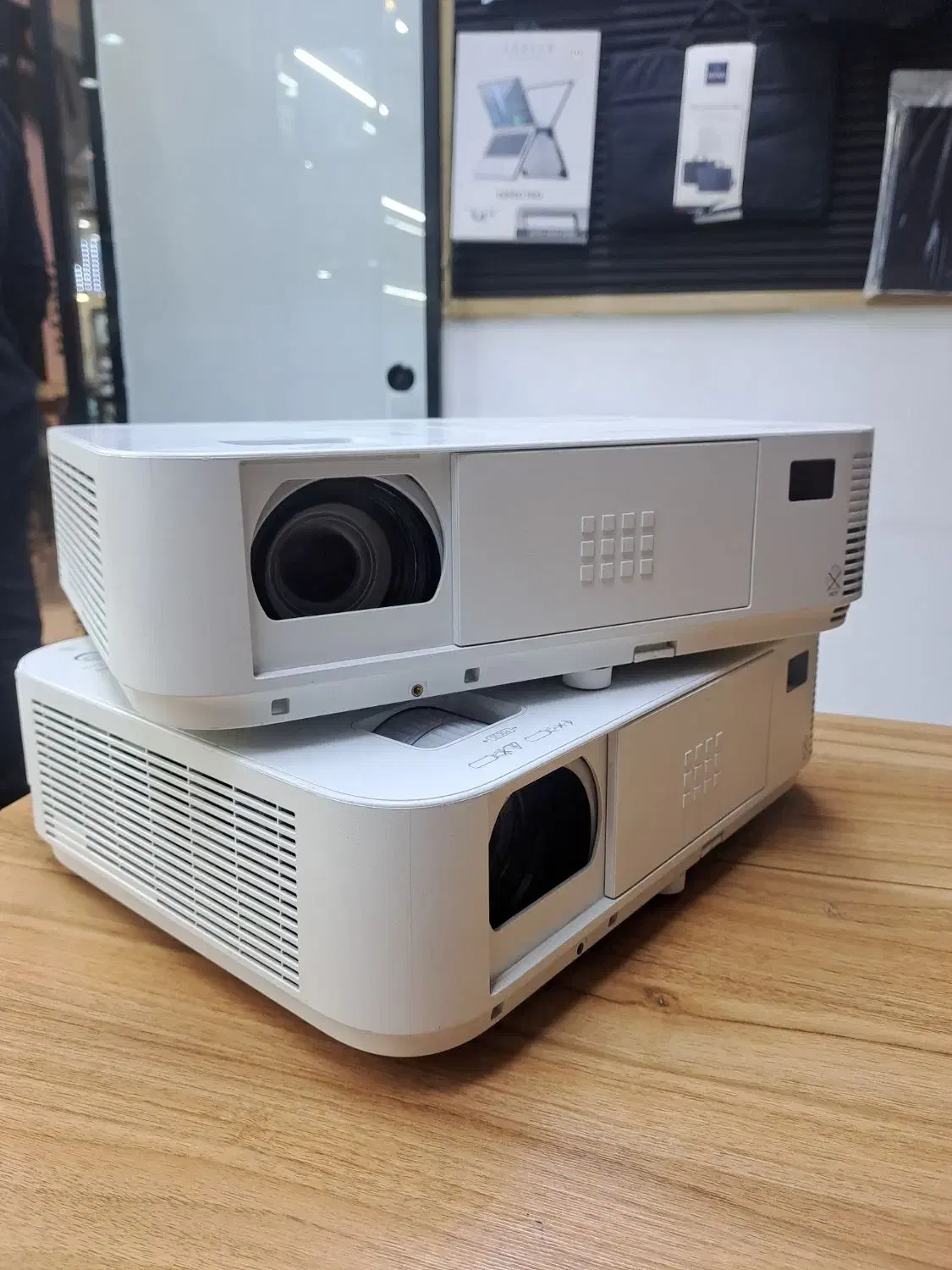 ویدئو پروژکتور نسل قدیم کیفیت فوق العادهNEC M322X|تلویزیون و پروژکتور|تهران, جردن|دیوار