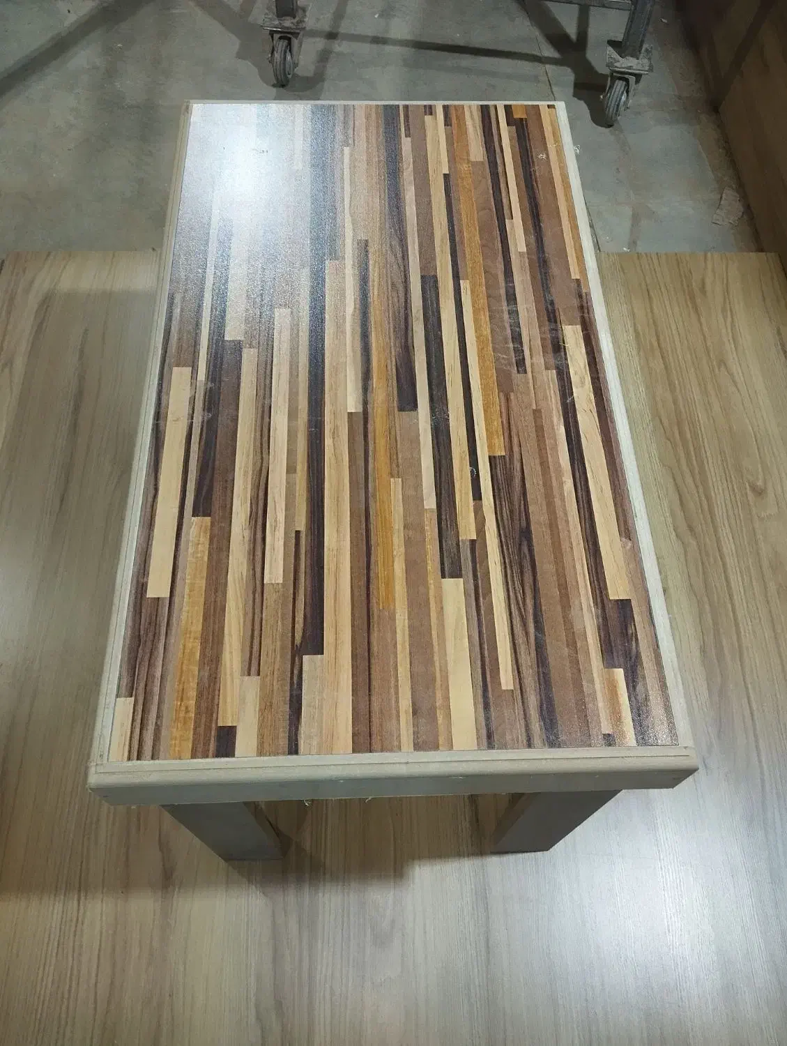 تعدادی میز جلو مبلی|کتابخانه، شلف، قفسه‌های دیواری|کرمان, |دیوار