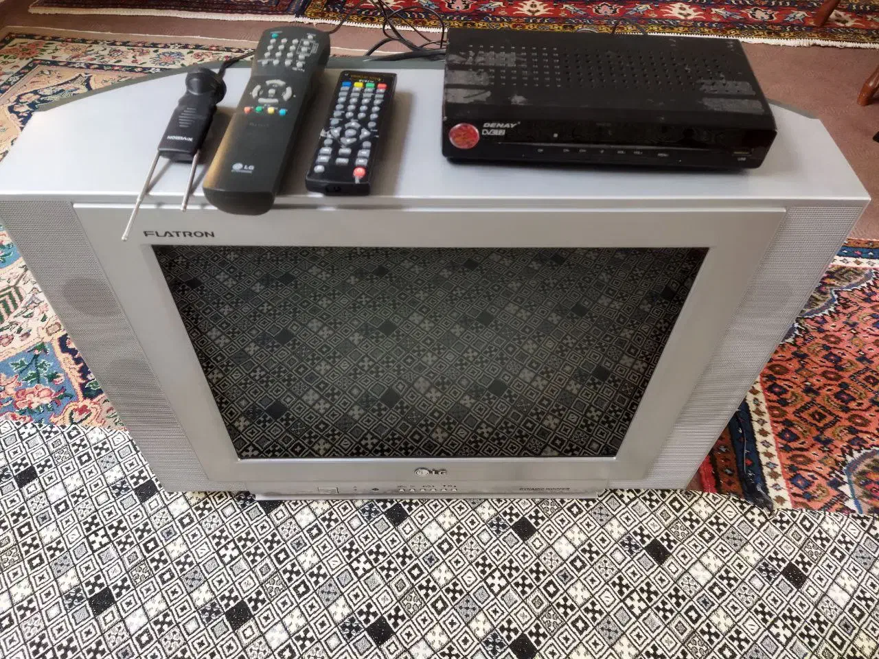 تلویزیون 21 اینچ ال جی همراه با دستگاه دیجیتال|تلویزیون و پروژکتور|اردبیل, |دیوار