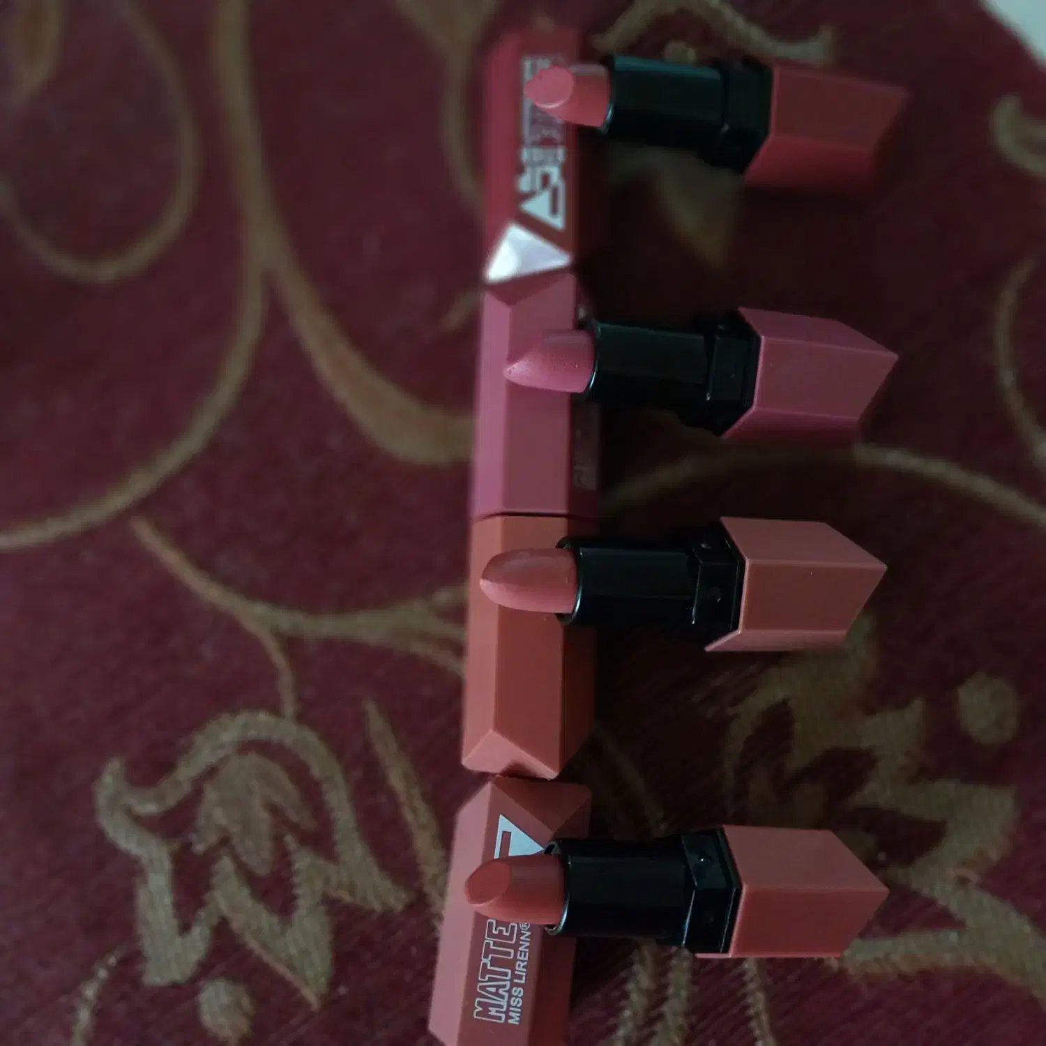 ۴ عدد رژلب ۲۵۰ تومن آرایش میکاپ رژ لب|آرایشی، بهداشتی، درمانی|خرمشهر, |دیوار