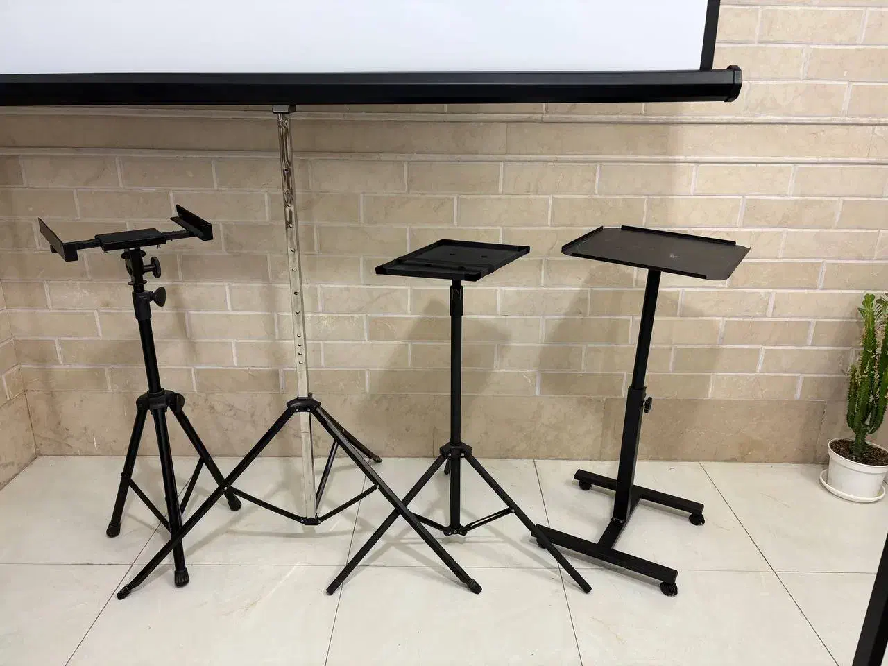 پایه زمینی ویدئو پروژکتور|تلویزیون و پروژکتور|قم, زنبیل آباد|دیوار