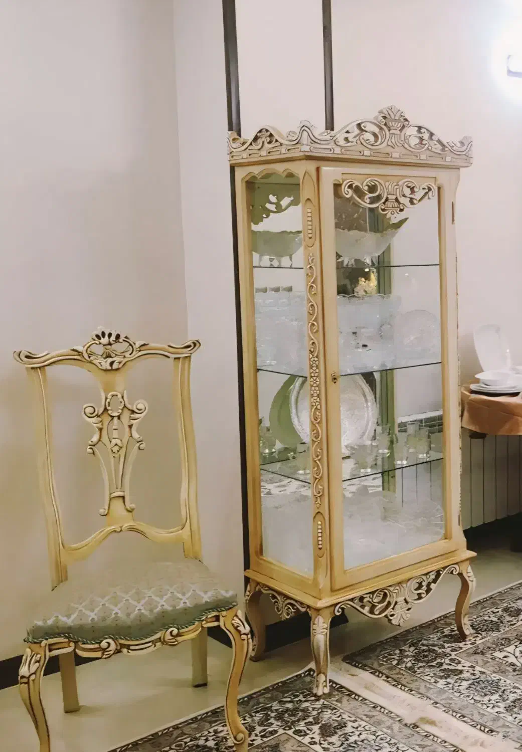 ویترین چوبی بسیار شیک و ظریف کار شده|بوفه، ویترین، کنسول|اصفهان, شیخ طوسی|دیوار