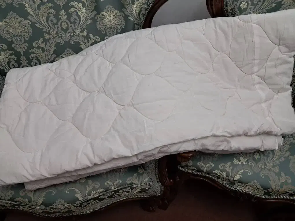 پشتی ولحاف کاملا سالم بدون عیب وایراد|پشتی|ارومیه, |دیوار