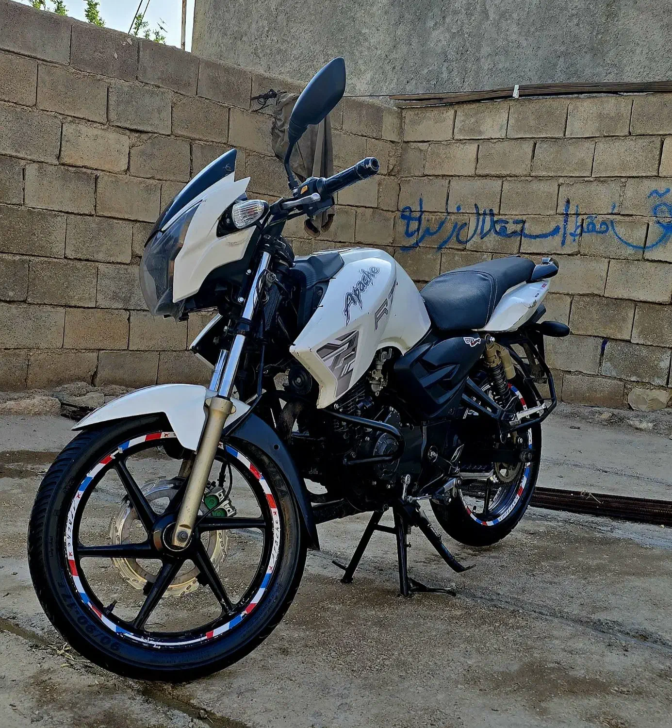 اپاچی|موتورسیکلت|چرداول, |دیوار