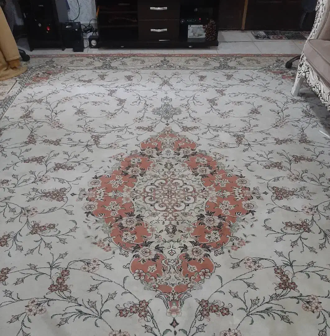 یک دست مبل به همراه یک عدد فرش دوازده متری|مبلمان خانگی و میز عسلی|آستانه اشرفیه, |دیوار