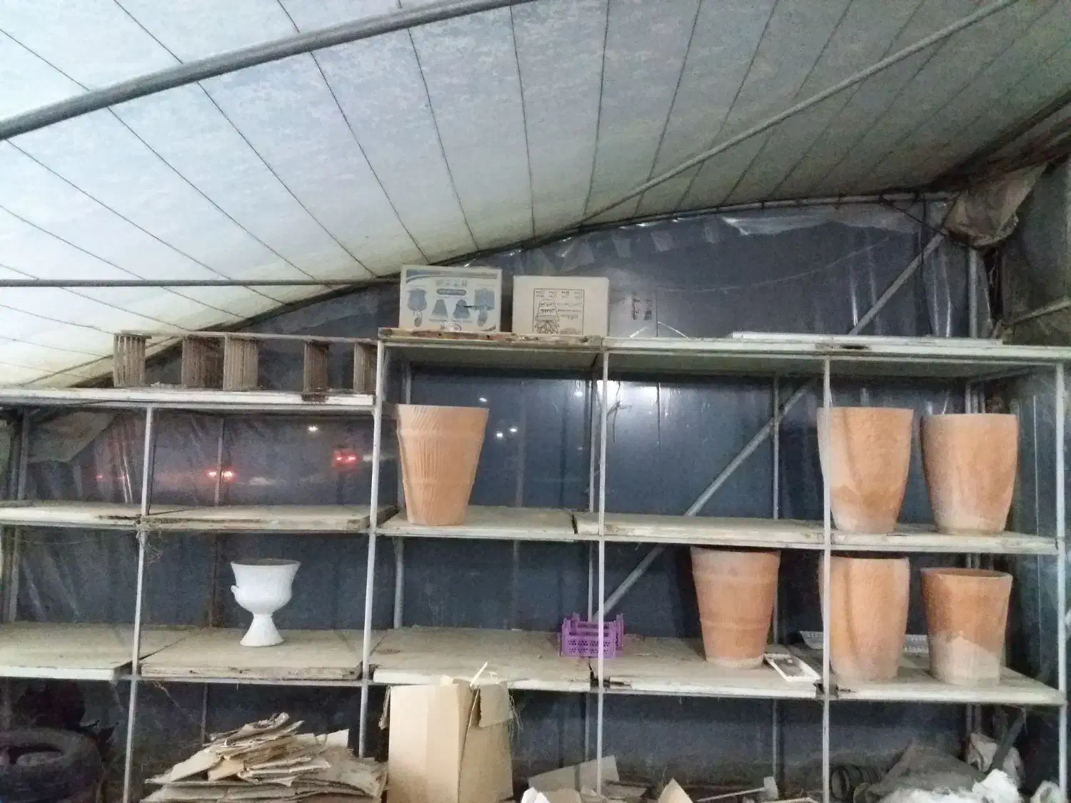 تعدادی قفسه پروفیلی ونرده سازه گلخانه و تیرچوبی|کتابخانه، شلف، قفسههای دیواری|فلاورجان, |دیوار