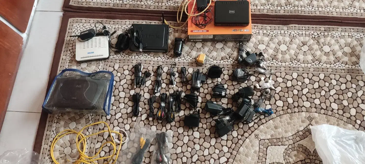 تعدادی مودم و شارژر قدیمی|مودم و تجهیزات شبکه|تهران, آذری|دیوار