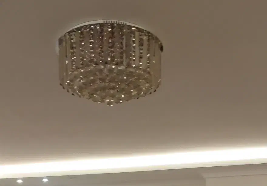 لوستر بزرگ|لوستر و چراغ آویز|رشت, کوی بیانی|دیوار