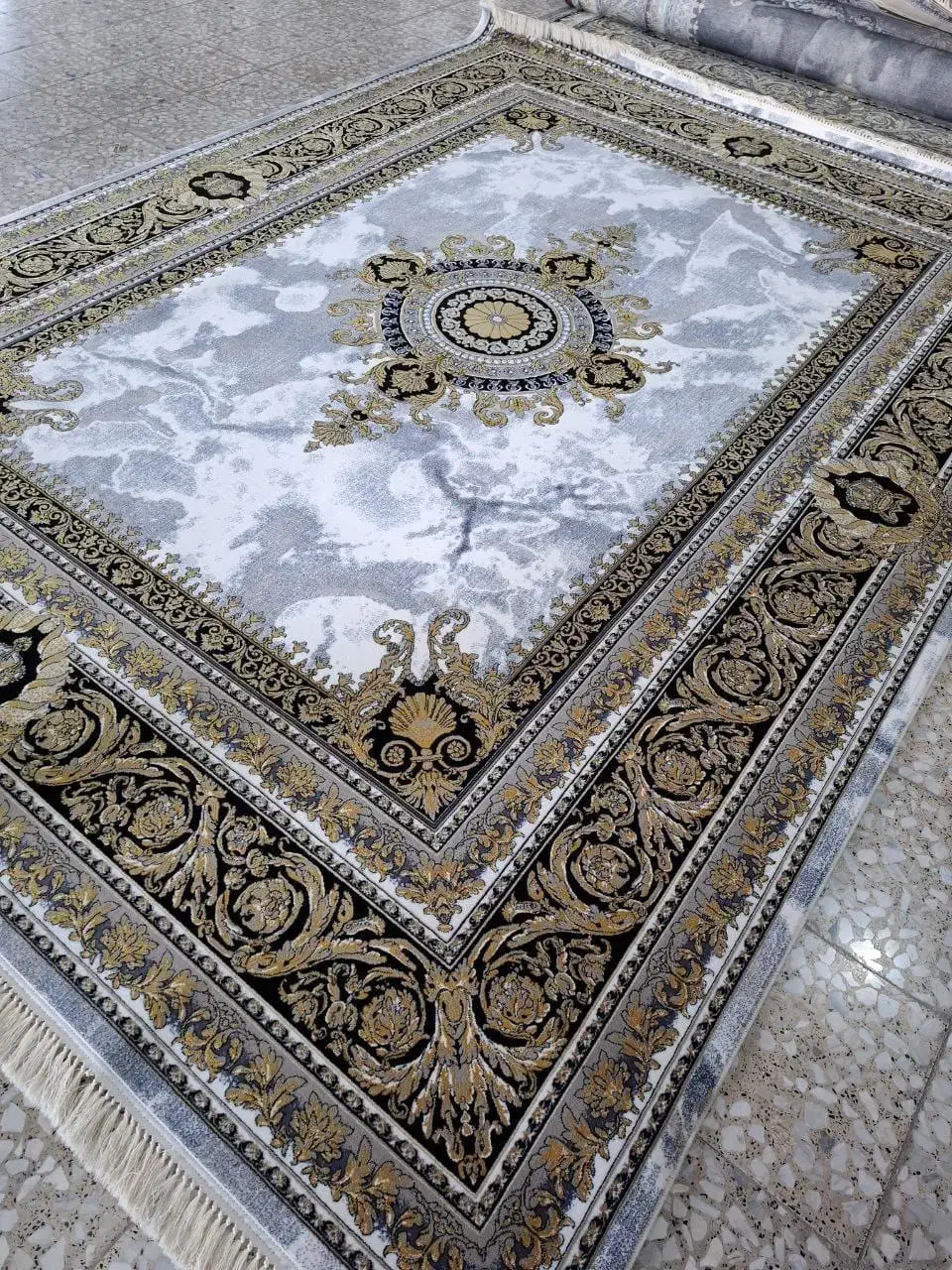 ریشه در هنر، جاری در زمان. فرش میلان/|فرش|دزفول, |دیوار