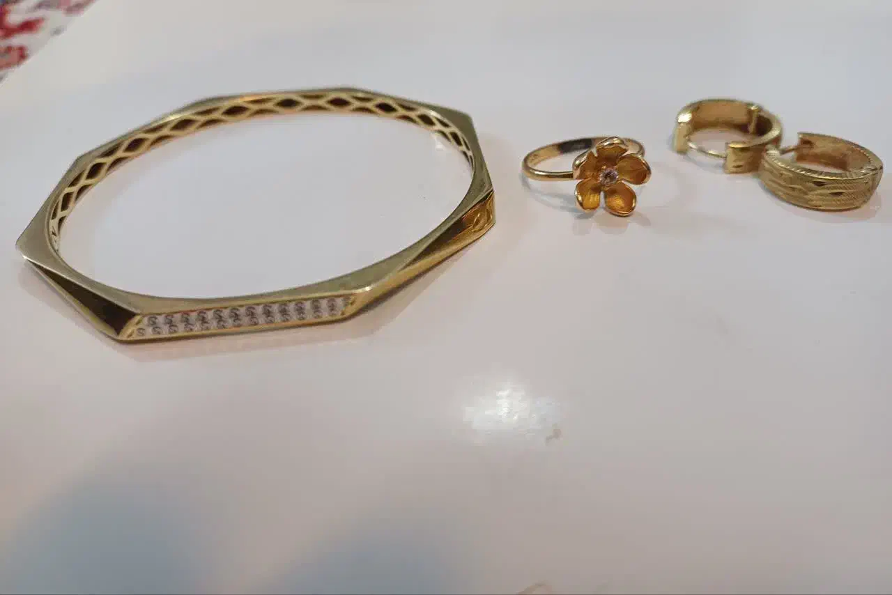 حدود ۹ گرم طلا|جواهرات|قم, ژاندارمها|دیوار