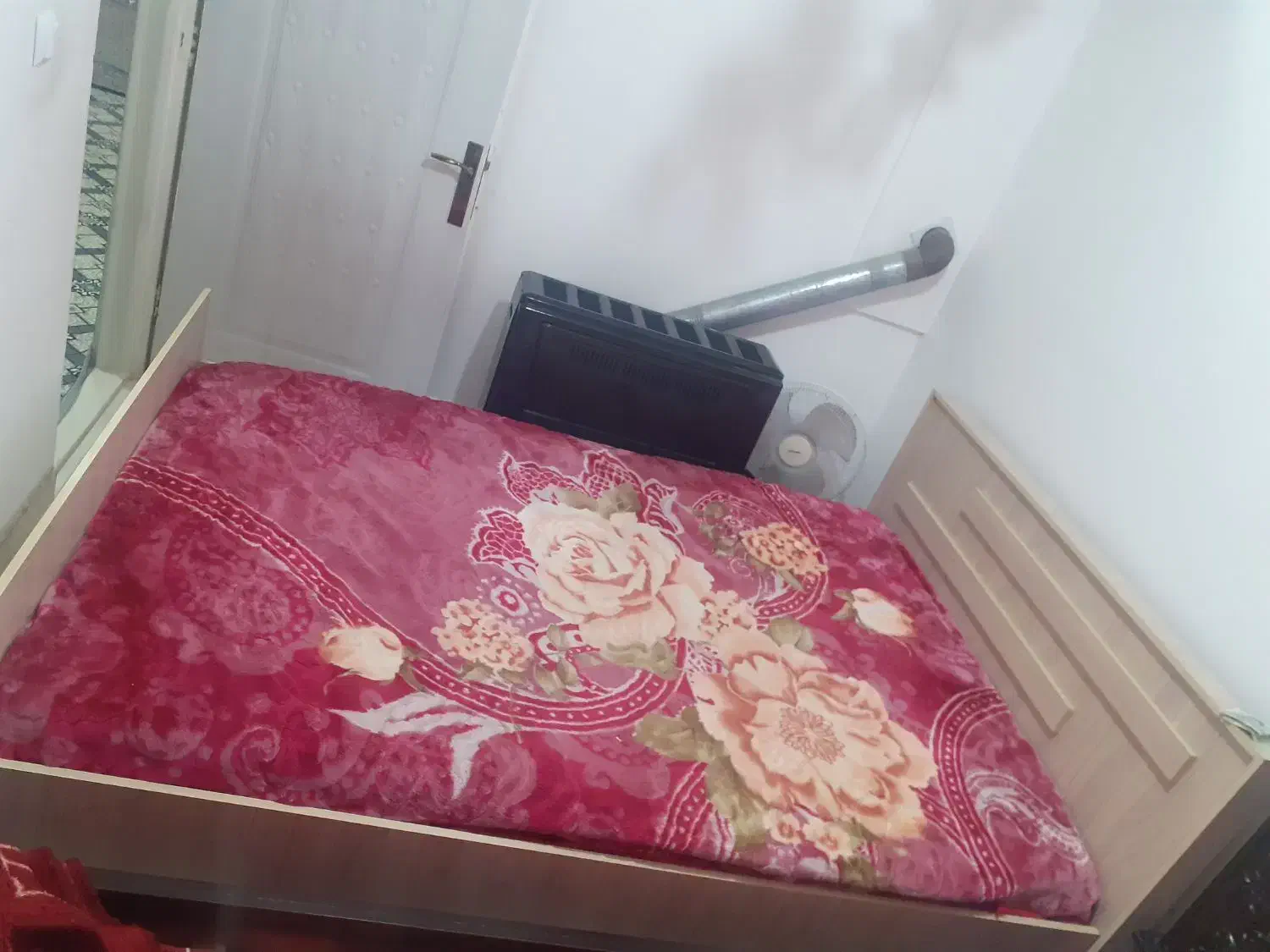 تخت خواب دونفره سالم همراه باتشک|تخت و سرویس خواب|نیشابور, ابراهیمی|دیوار