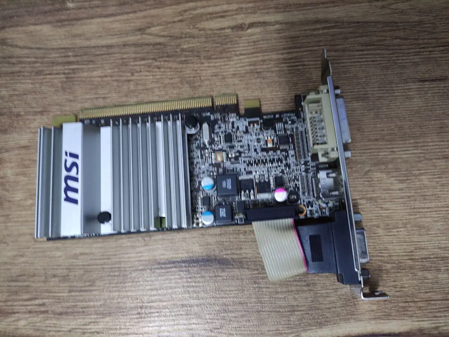 ۲عدد کارت گرافیک ۱ گیگ|قطعات و لوازم جانبی رایانه|شیراز, سیاه سنگ|دیوار