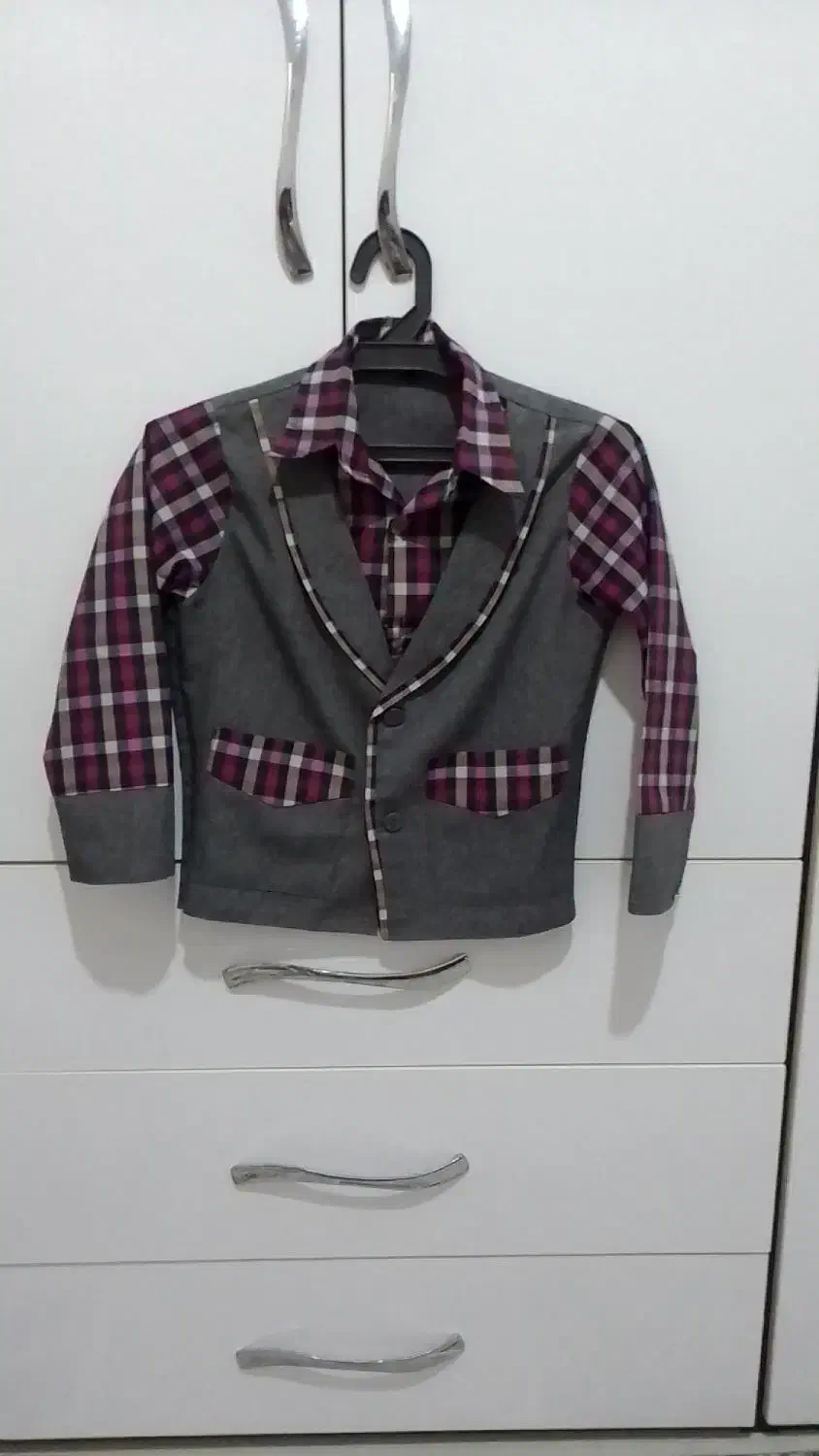 سه دست لباس فرم در مقاطع مختلف|لباس|اراک, |دیوار