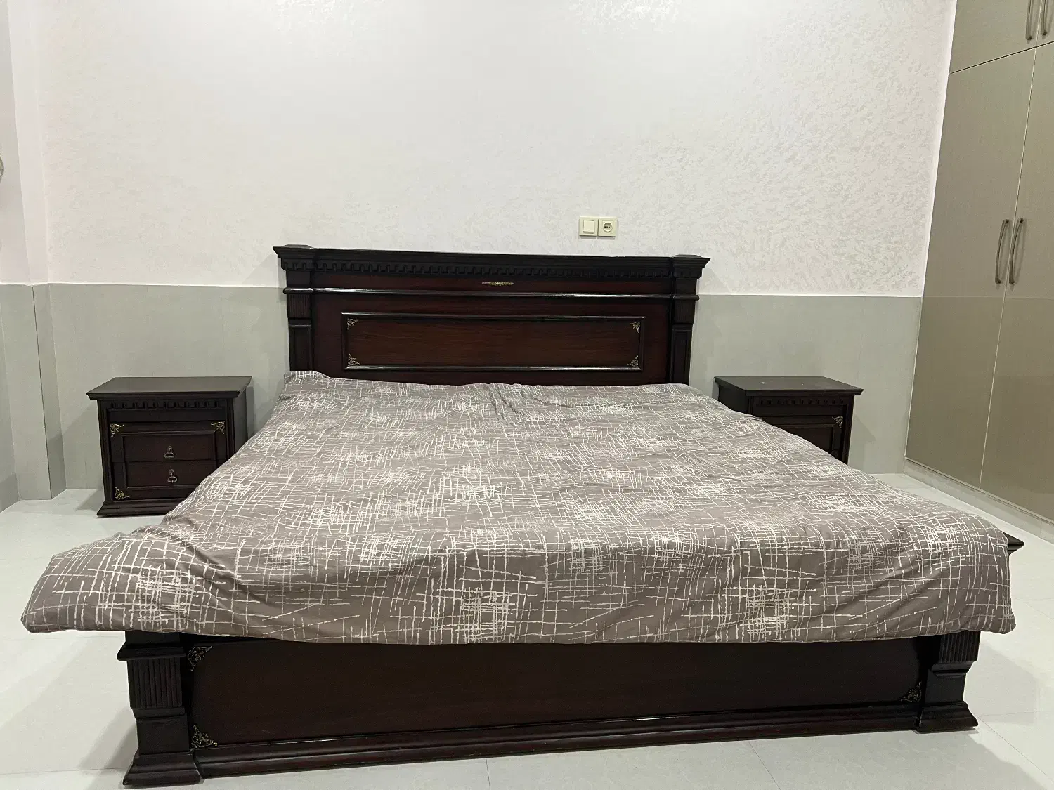 تخت خواب ۲ نفره با ۲کمد با ۲لغل تختی با میز آرایش|تخت و سرویس خواب|لامرد, |دیوار