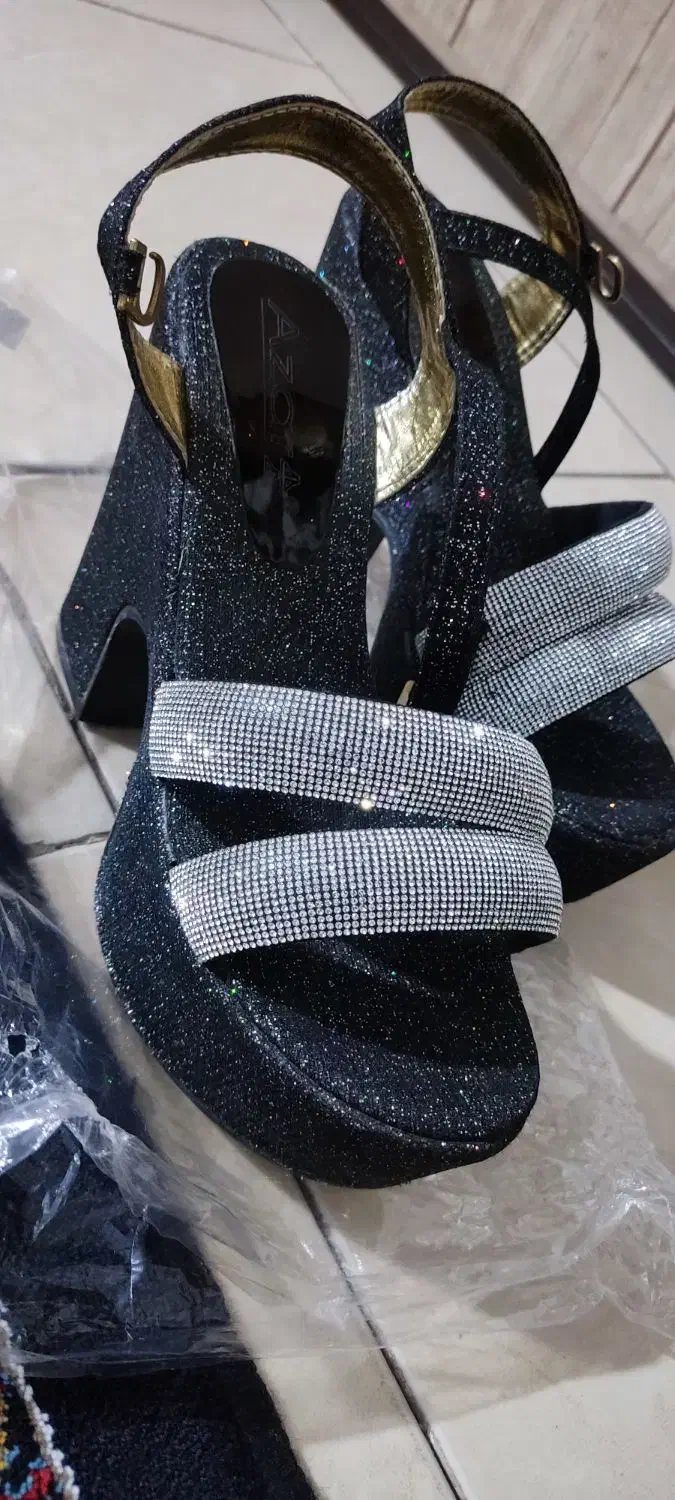 کفش مجلسی|کیف، کفش، کمربند|پرند, فاز ۴|دیوار