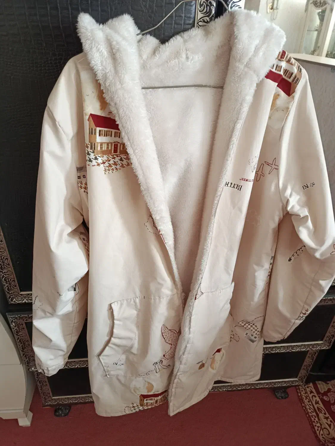 بارانی داخل تدی|لباس|اهر, |دیوار