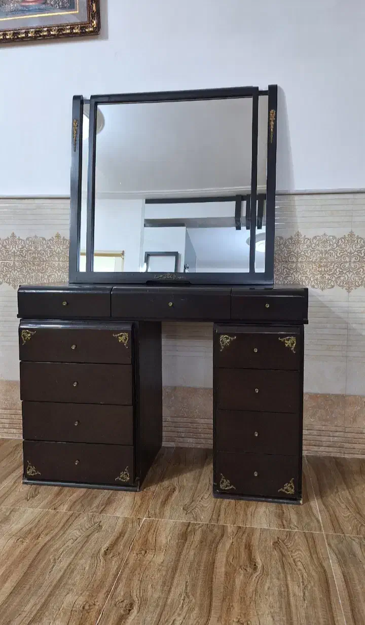 کمد سه تکیه تمیز وسالم ومیز آرایشی باعسلی|تخت و سرویس خواب|قم, باغ شریفی|دیوار