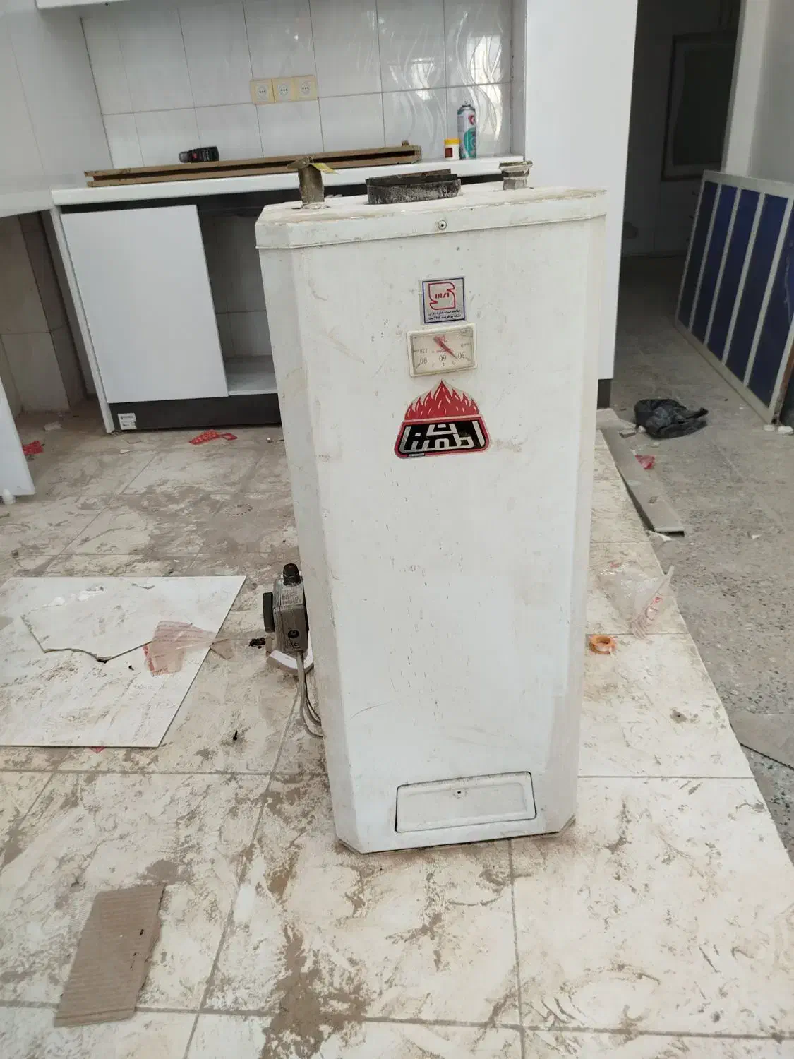 فروش میز کار ام دی آف و آبگرمکن دیواری اطمینان|میز تحریر و کامپیوتر|ایذه, |دیوار