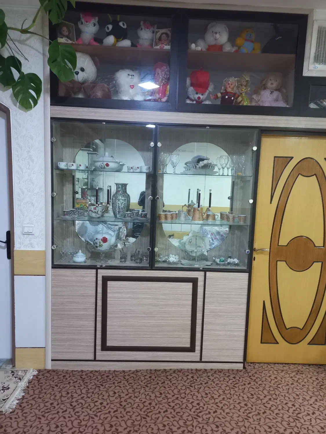 یک عدد درب با ویترین|بوفه، ویترین، کنسول|پیر بکران, |دیوار