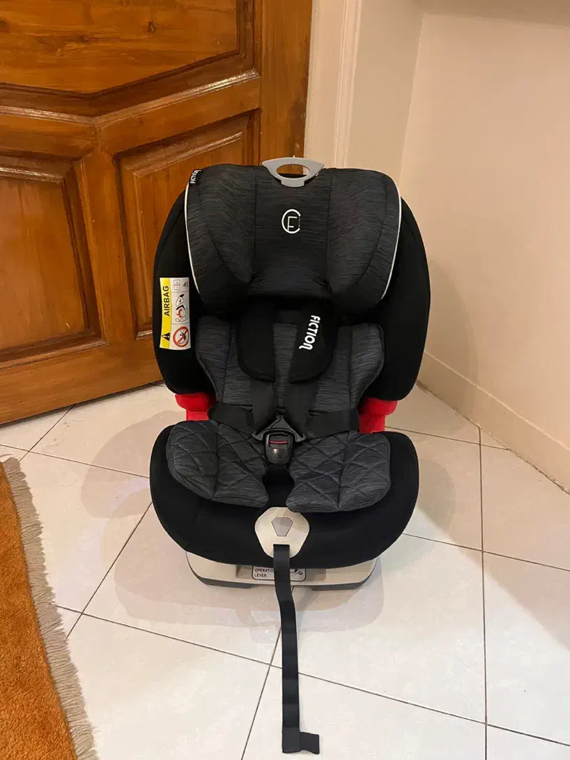 صندلی ماشین فیکشن سوئیس کاملا مناسب سیسمونی|تخت و صندلی بچه|تهران, حر|دیوار