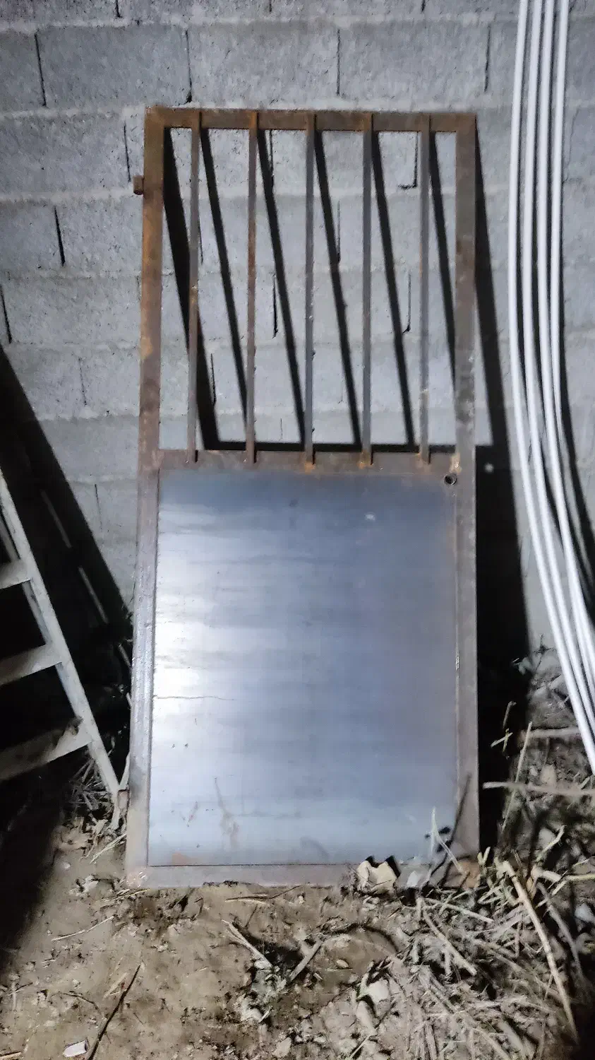 دو عدد در . در فلزی|مصالح و تجهیزات ساختمان|صومعه‌سرا, |دیوار