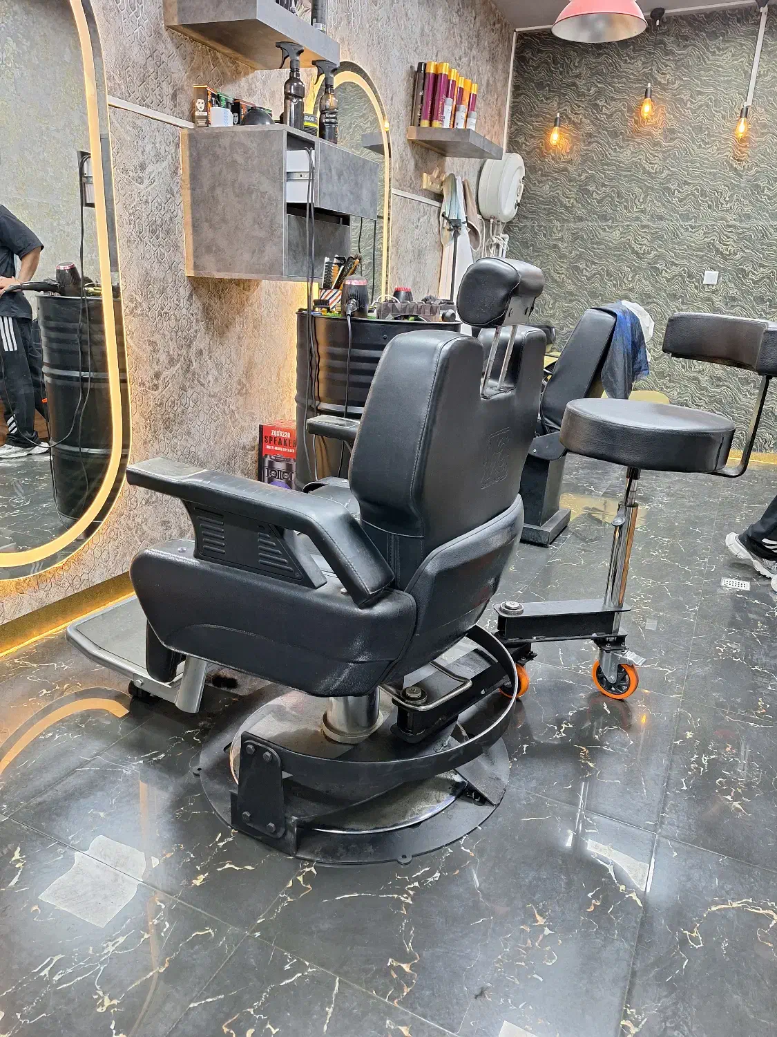 صندلی باربر|آرایشگاه و سالن‌های زیبایی|اراک, |دیوار