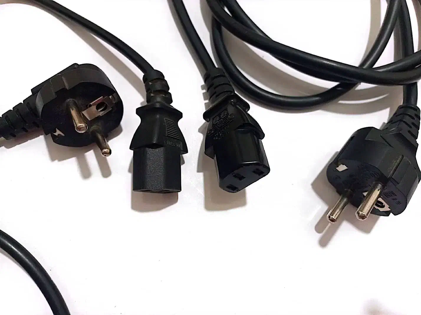 تعدادی کابل VGA و برق ارت‌دار + مبدل DVI به VGA|قطعات و لوازم جانبی رایانه|اصفهان, شیخ اشراق|دیوار