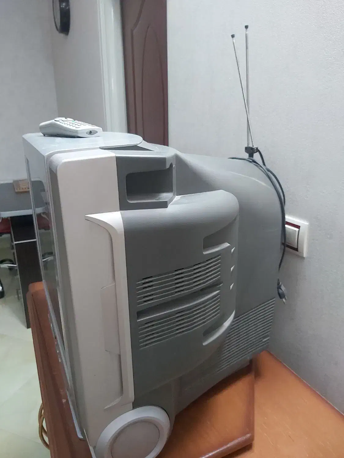 تلویزیون ۲۱ اینچ سامسونگ|تلویزیون و پروژکتور|اراک, |دیوار