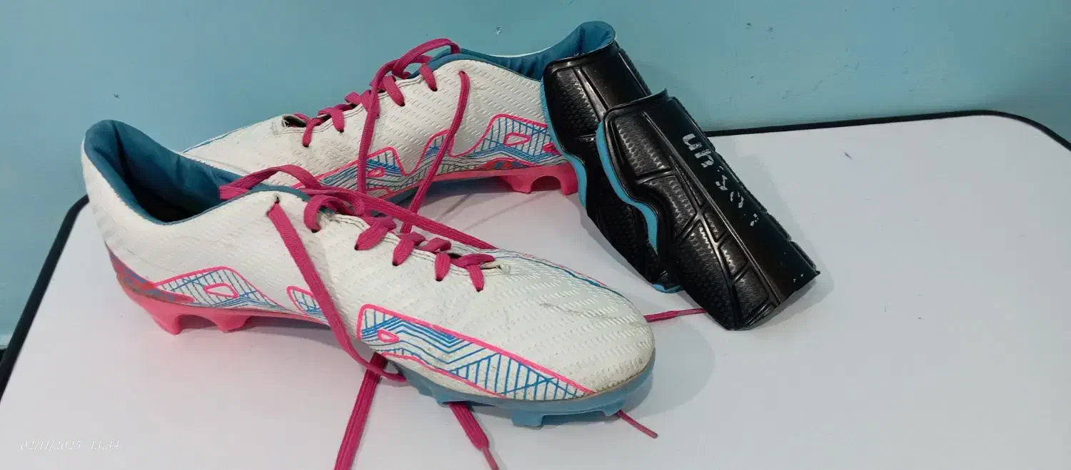 کفش فوتبال سایز 42 نو نو فقط دو بار پوشیده شده|کیف، کفش، کمربند|دوگنبدان, |دیوار