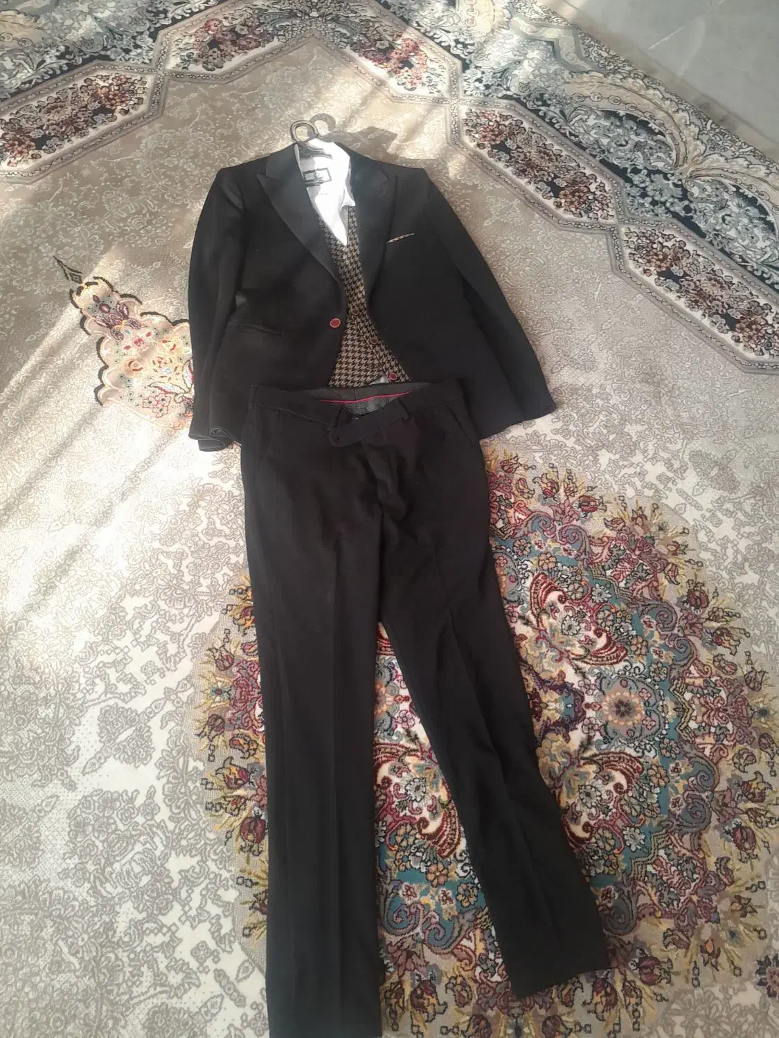 یک شب پوشیده شده|لباس|تربت جام, شهید غلام زاده|دیوار