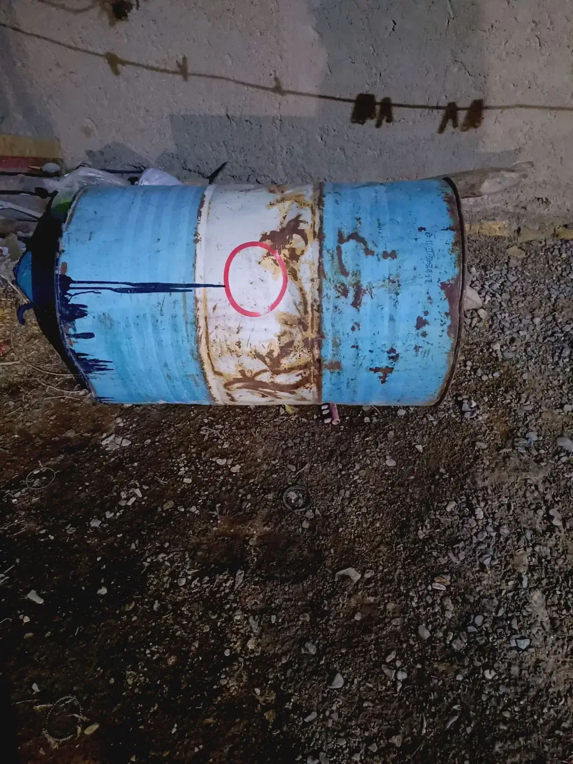 بشکه نفتی|ظروف نگهدارنده، پلاستیکی، یک‌بارمصرف|نیمروز, |دیوار